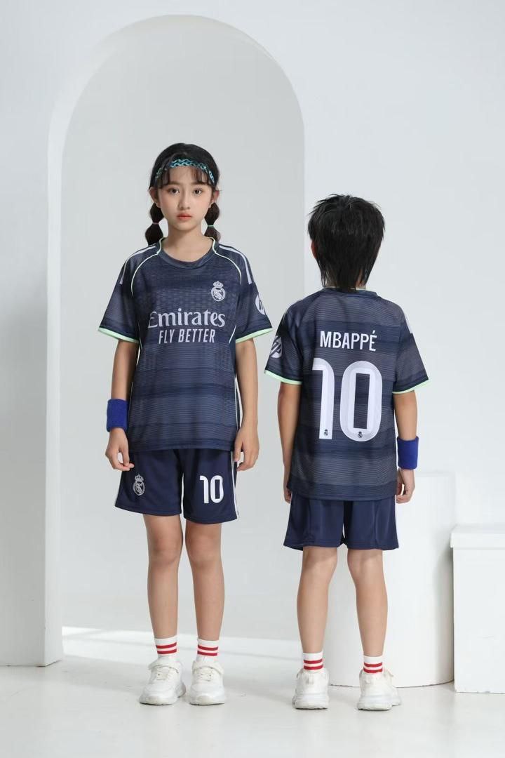 کیت فوتبال بچگانه امباپه 10 طرح رئال مادرید سرمه‌ای وارداتی| پیراهن و شورت کودک فصل 2024–2025