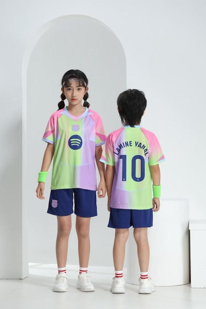 کیت فوتبال بچگانه بارسلونا لامین یامال 10 رنگین‌کمانی وارداتی| پیراهن و شورت کودک فصل 2024–2025