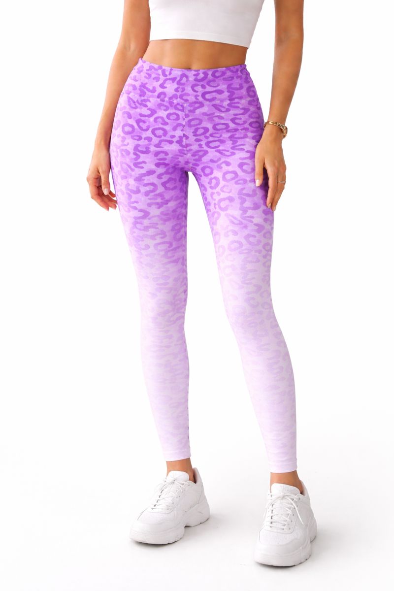 لگ ورزشی زنانه فاق بلند پشت چین‌دار طرح پلنگی بنفش گرادینتی | لگ جذب باشگاهی