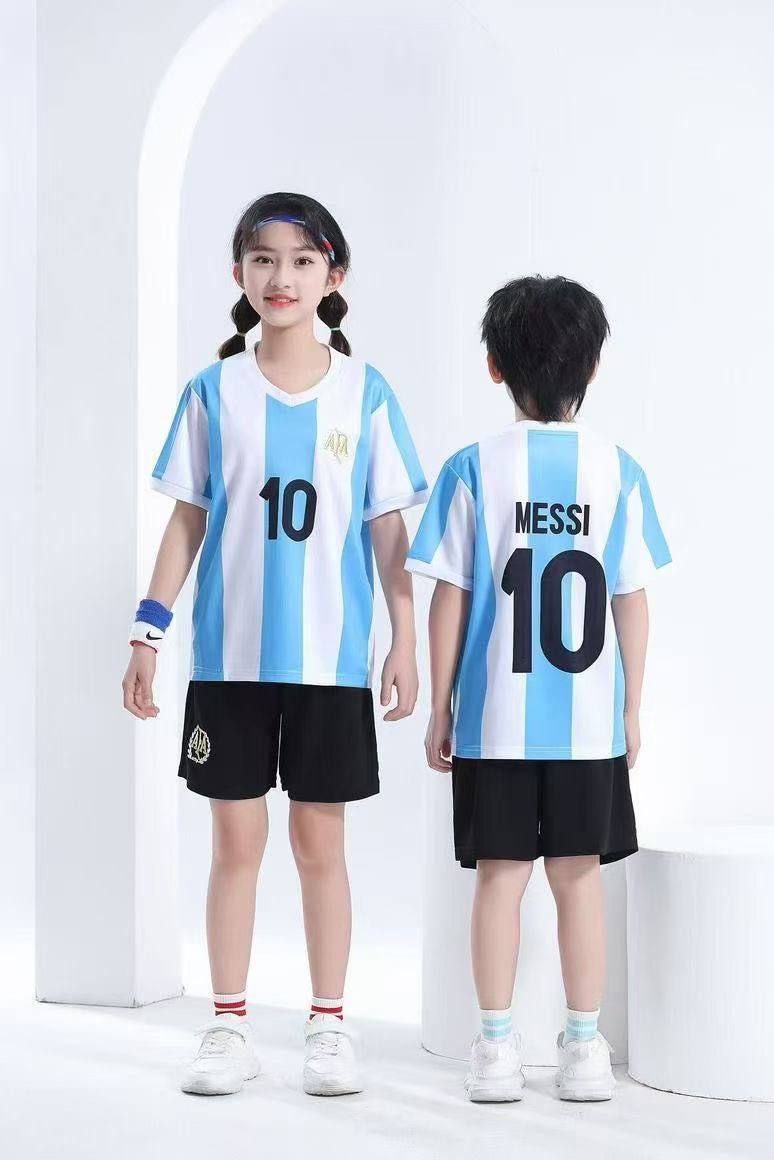 کیت فوتبال بچگانه آرژانتین لیونل مسی 10 وارداتی | پیراهن و شورت کودک طرح کلاسیک تیم ملی