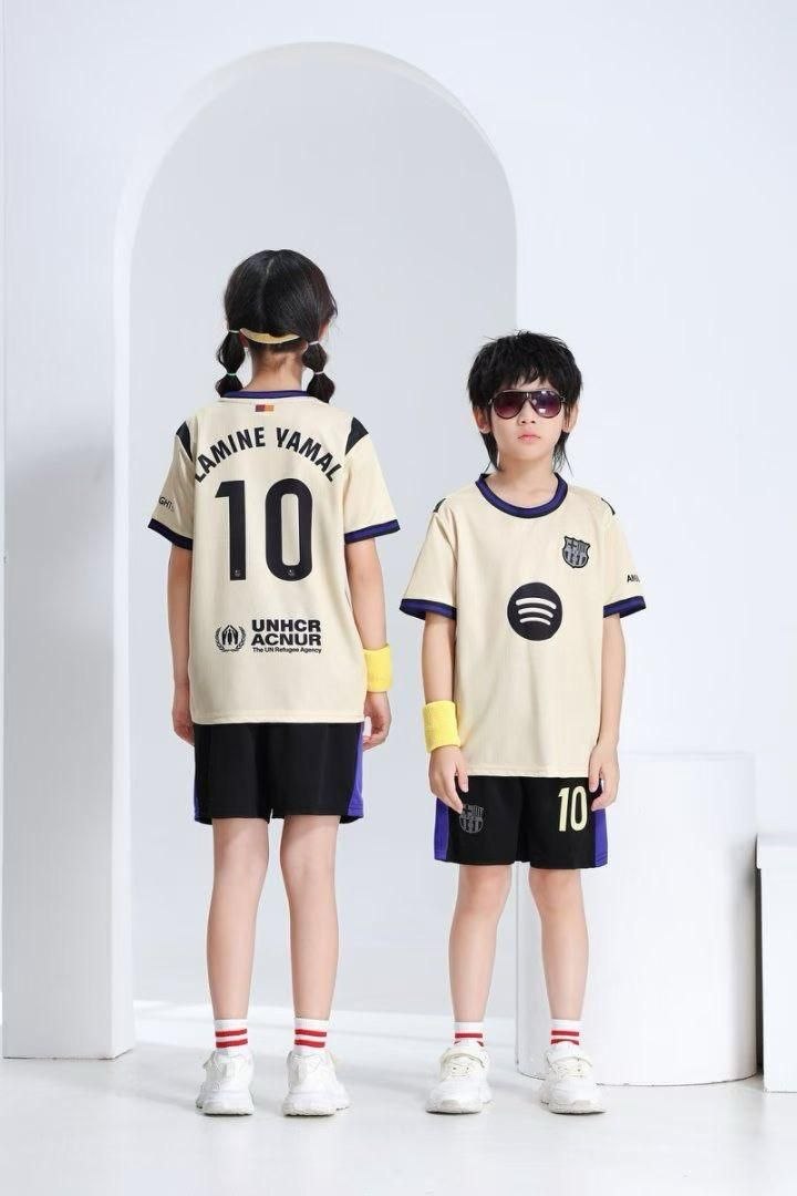 کیت بچگانه بارسلونا لامین یامال 10 رنگ کرم وارداتی | فصل 2024–2025 پیراهن و شورت کودک